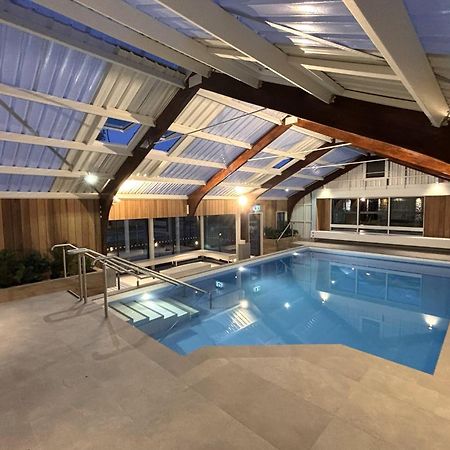 Tasman Holiday Parks - Christchurch Exterior foto The swimming pool at the hotel