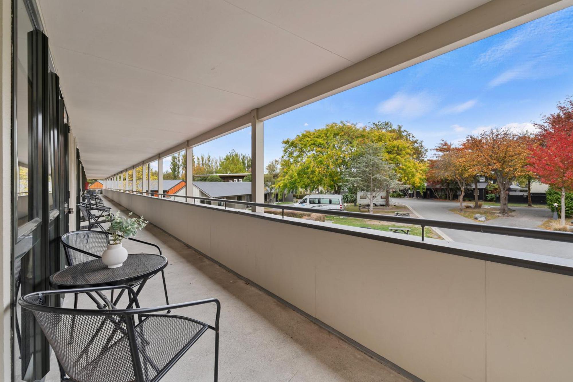 Tasman Holiday Parks - Christchurch Exterior foto A balcony at the apartment