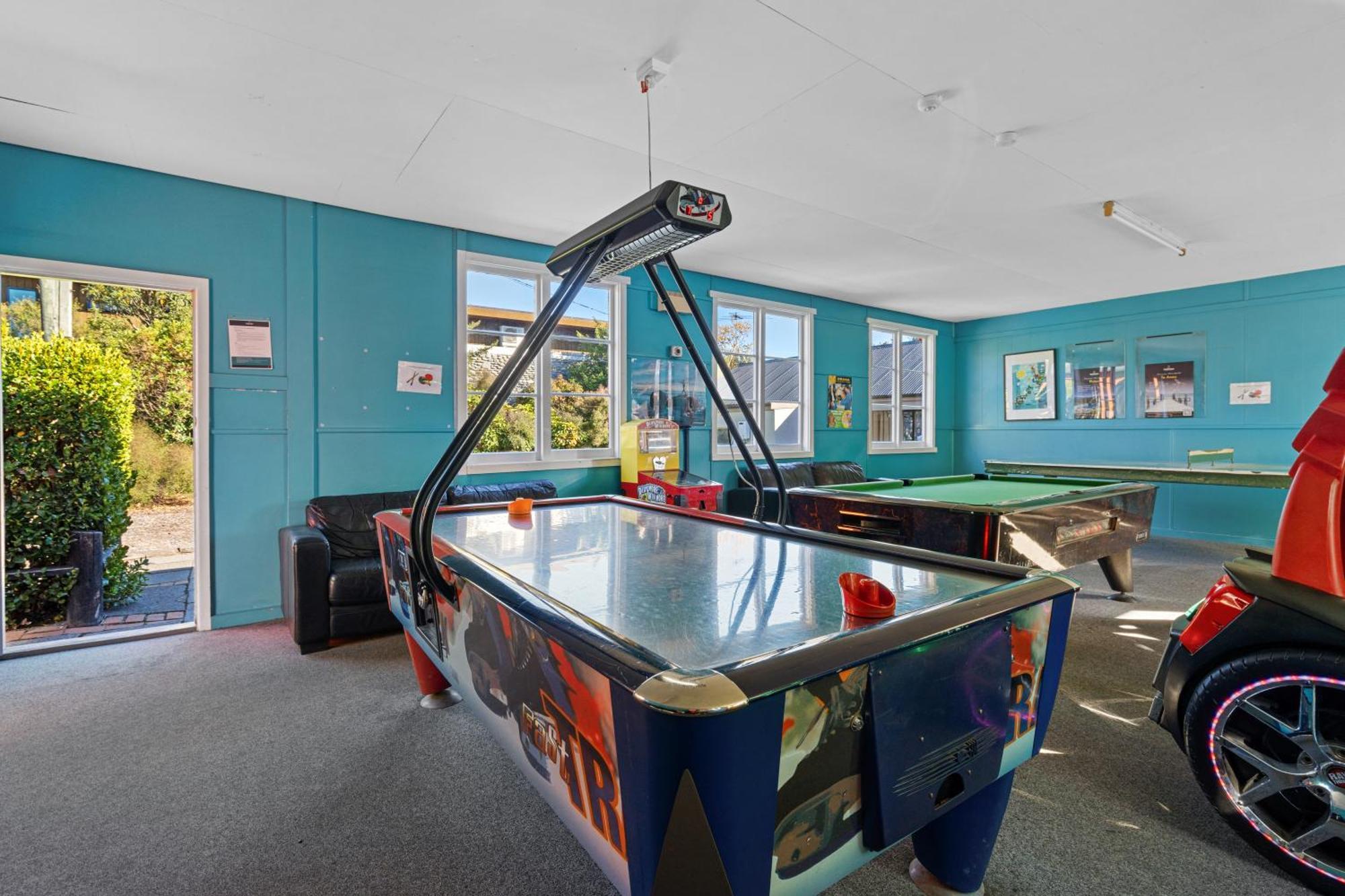 Tasman Holiday Parks - Christchurch Exterior foto Air hockey table