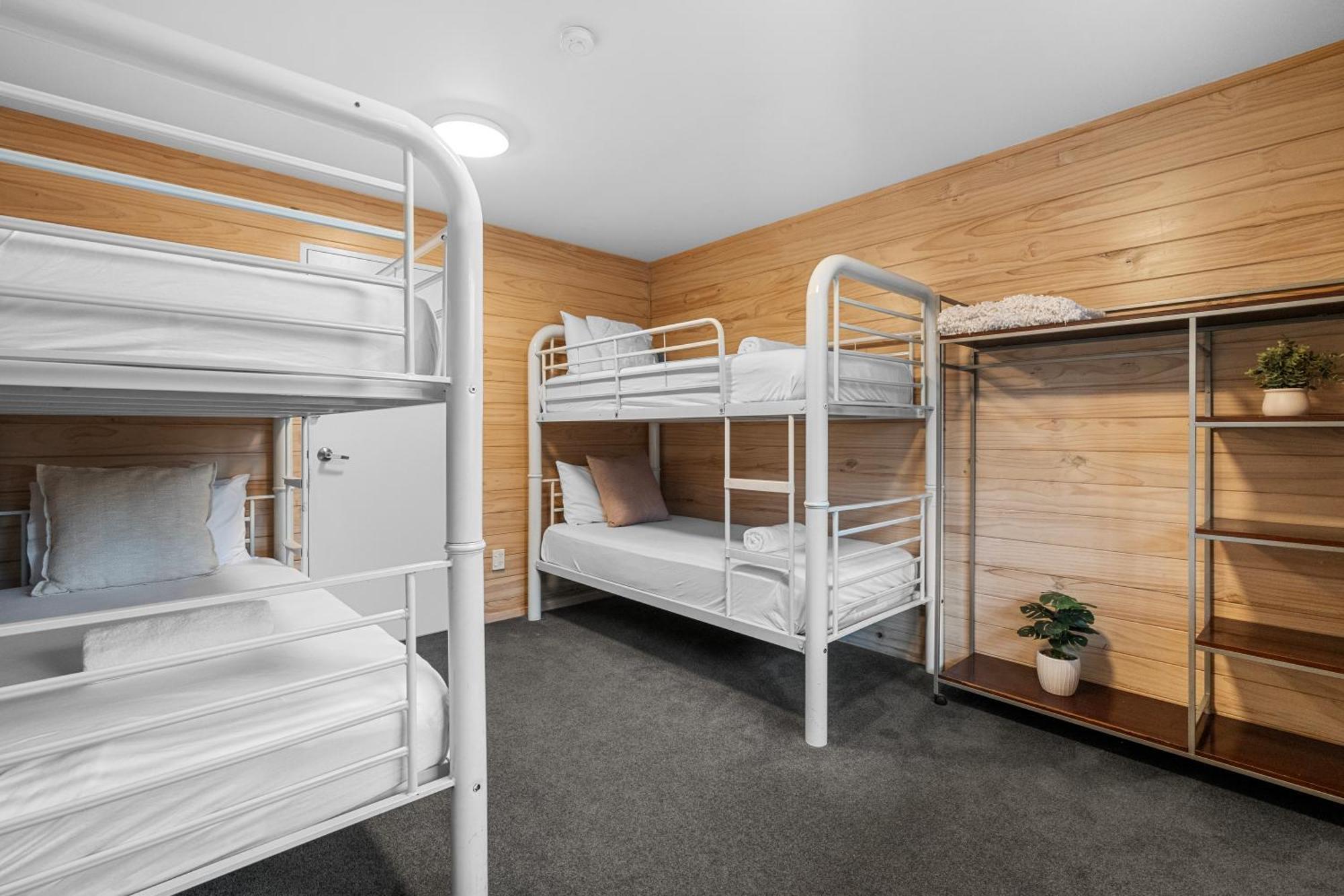 Tasman Holiday Parks - Christchurch Exterior foto A typical dorm room at a hostel