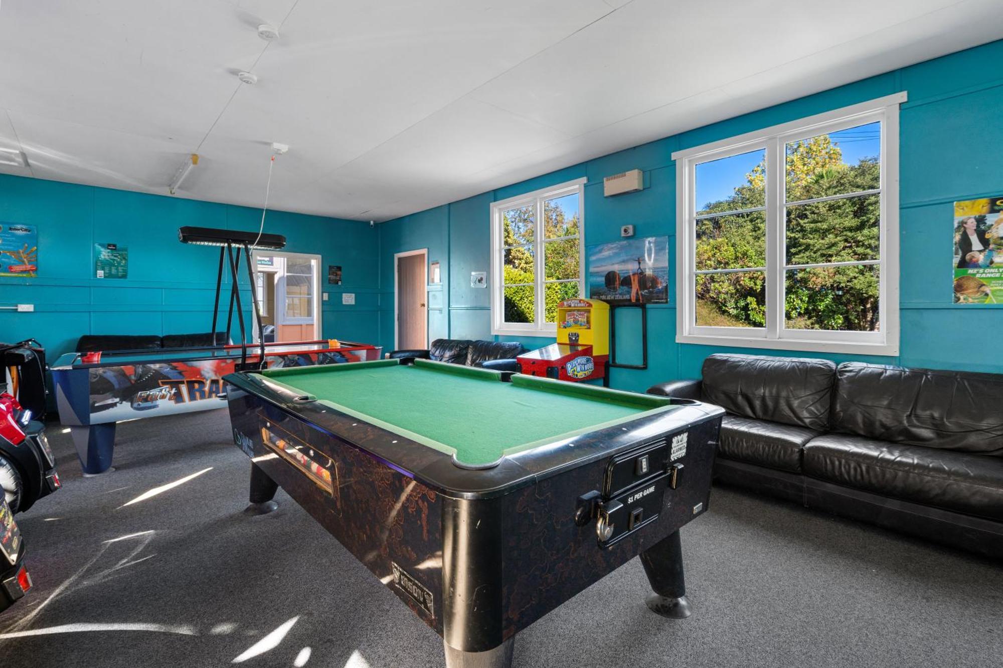 Tasman Holiday Parks - Christchurch Exterior foto Games room