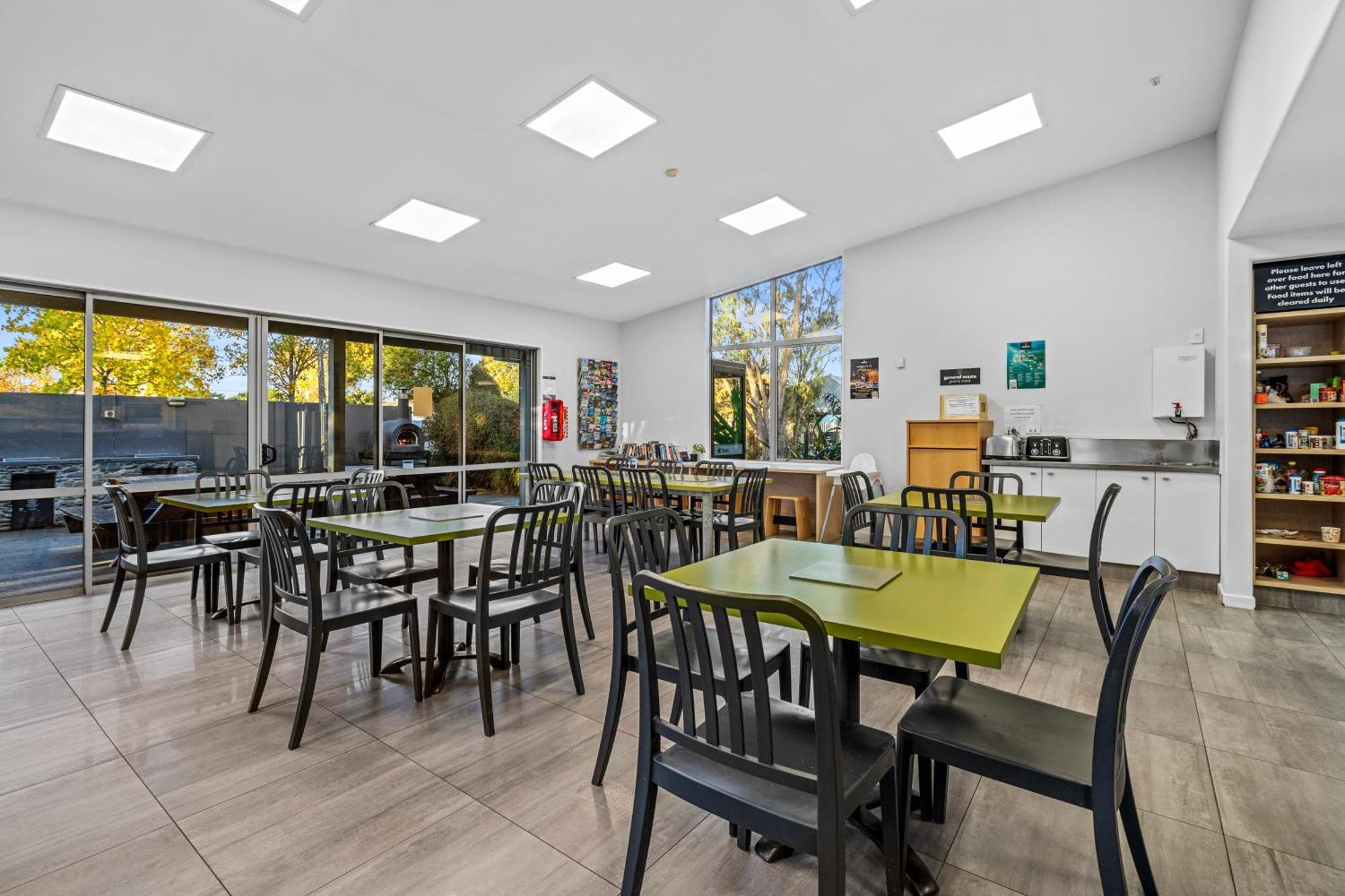 Tasman Holiday Parks - Christchurch Exterior foto The dining room at the hostel