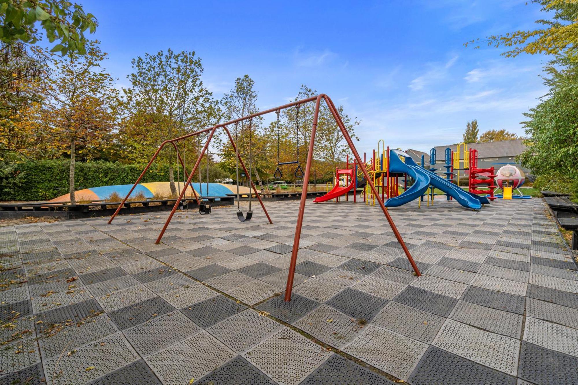 Tasman Holiday Parks - Christchurch Exterior foto Playground in the village