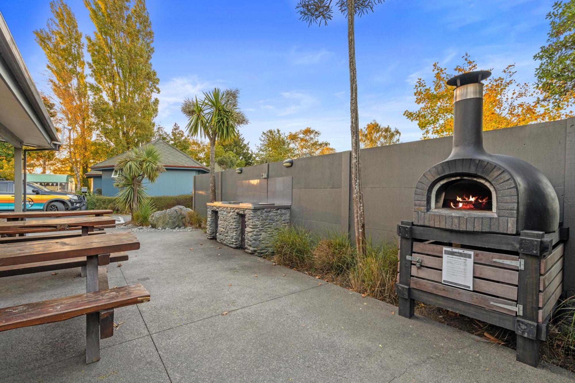 Tasman Holiday Parks - Christchurch Exterior foto The outdoor pizza oven at the Village