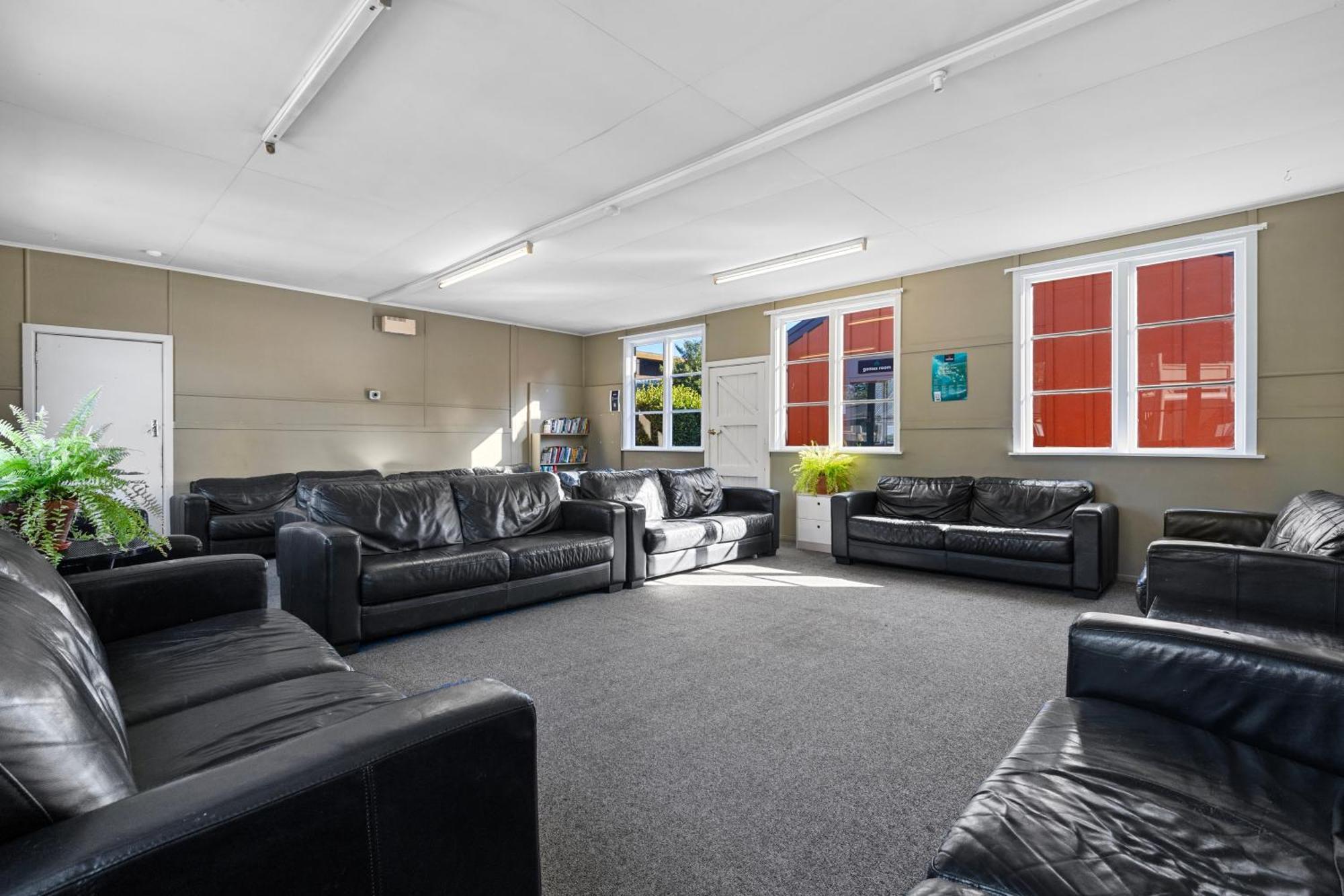Tasman Holiday Parks - Christchurch Exterior foto The lounge at the station