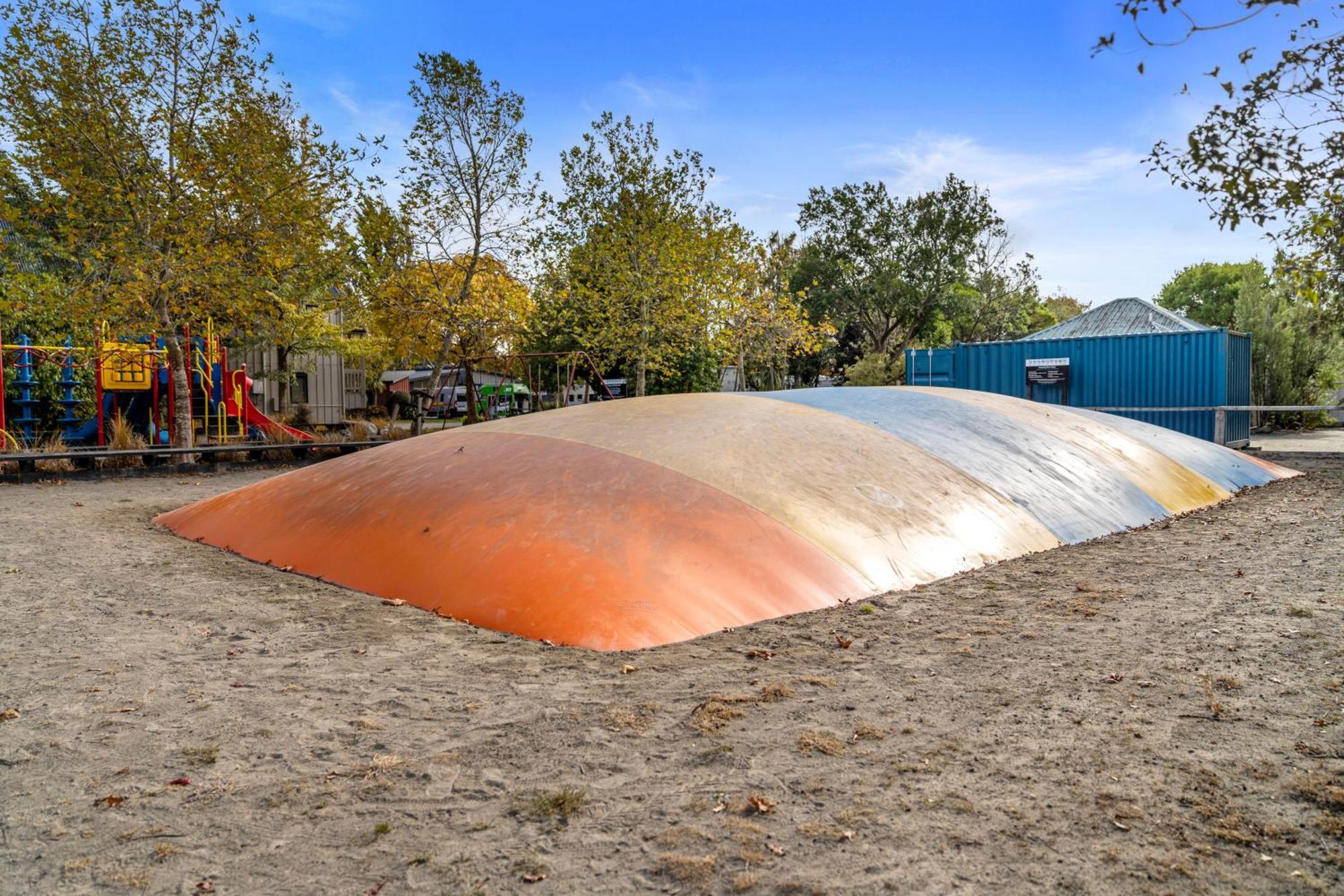 Tasman Holiday Parks - Christchurch Exterior foto The jumping pillow at the park