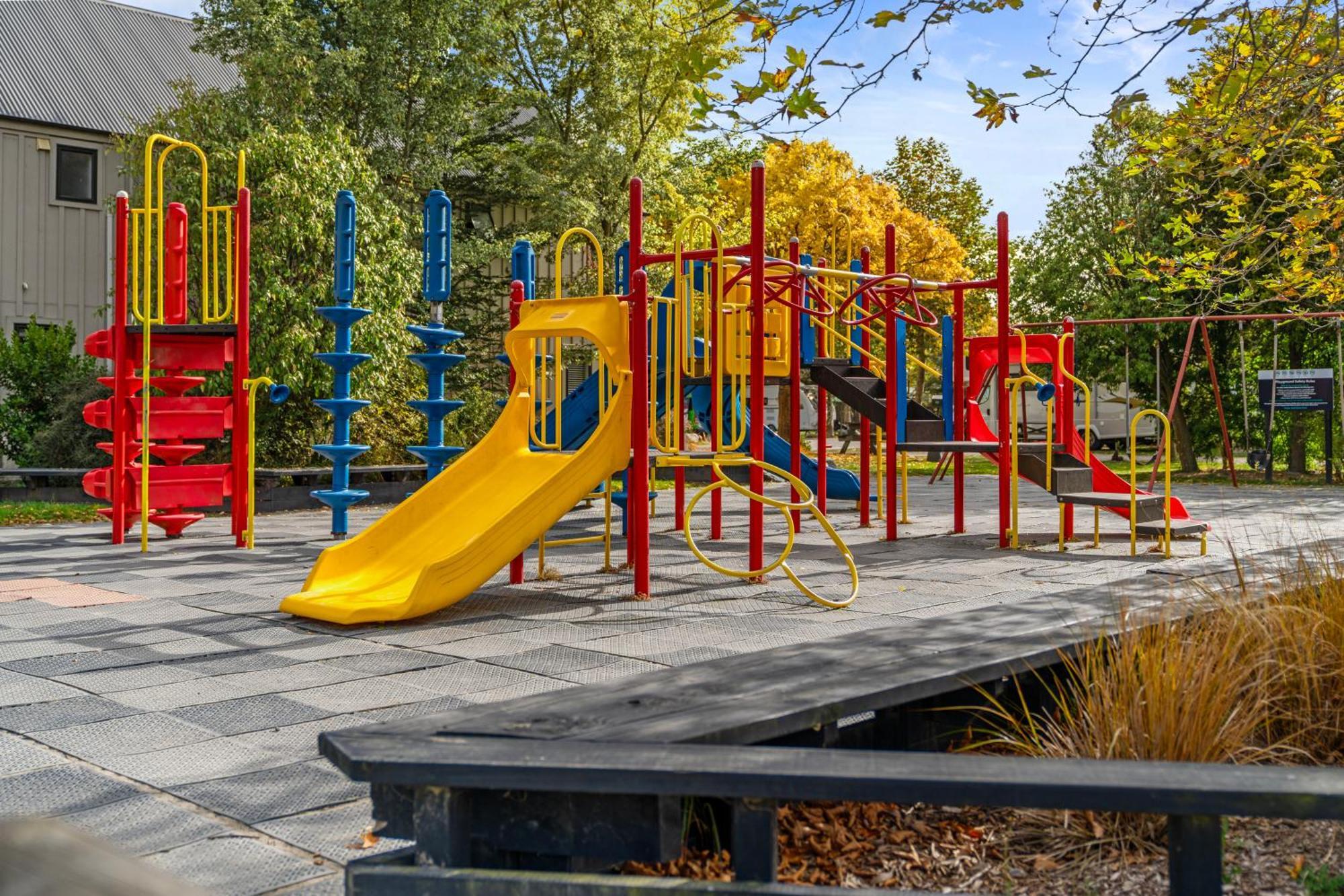 Tasman Holiday Parks - Christchurch Exterior foto Playground at the school