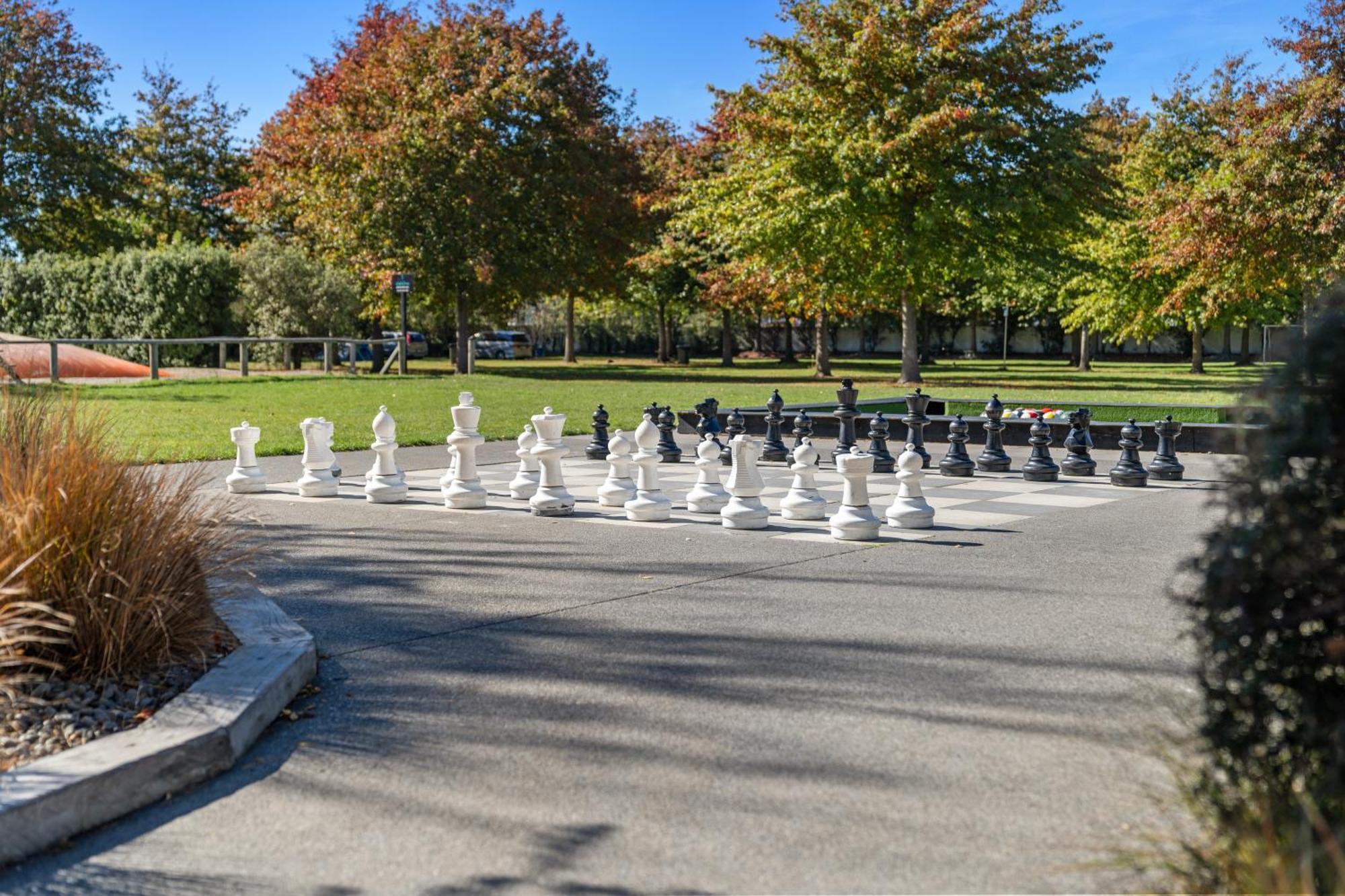 Tasman Holiday Parks - Christchurch Exterior foto The giant chess set at the park