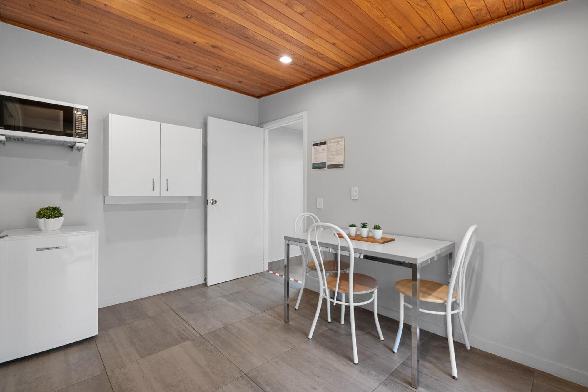 Tasman Holiday Parks - Christchurch Exterior foto A kitchen in a student apartment
