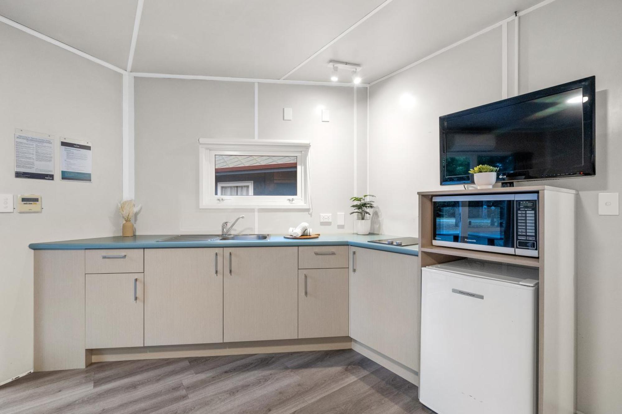 Tasman Holiday Parks - Christchurch Exterior foto The kitchen of a one-bedroom apartment at the hospital