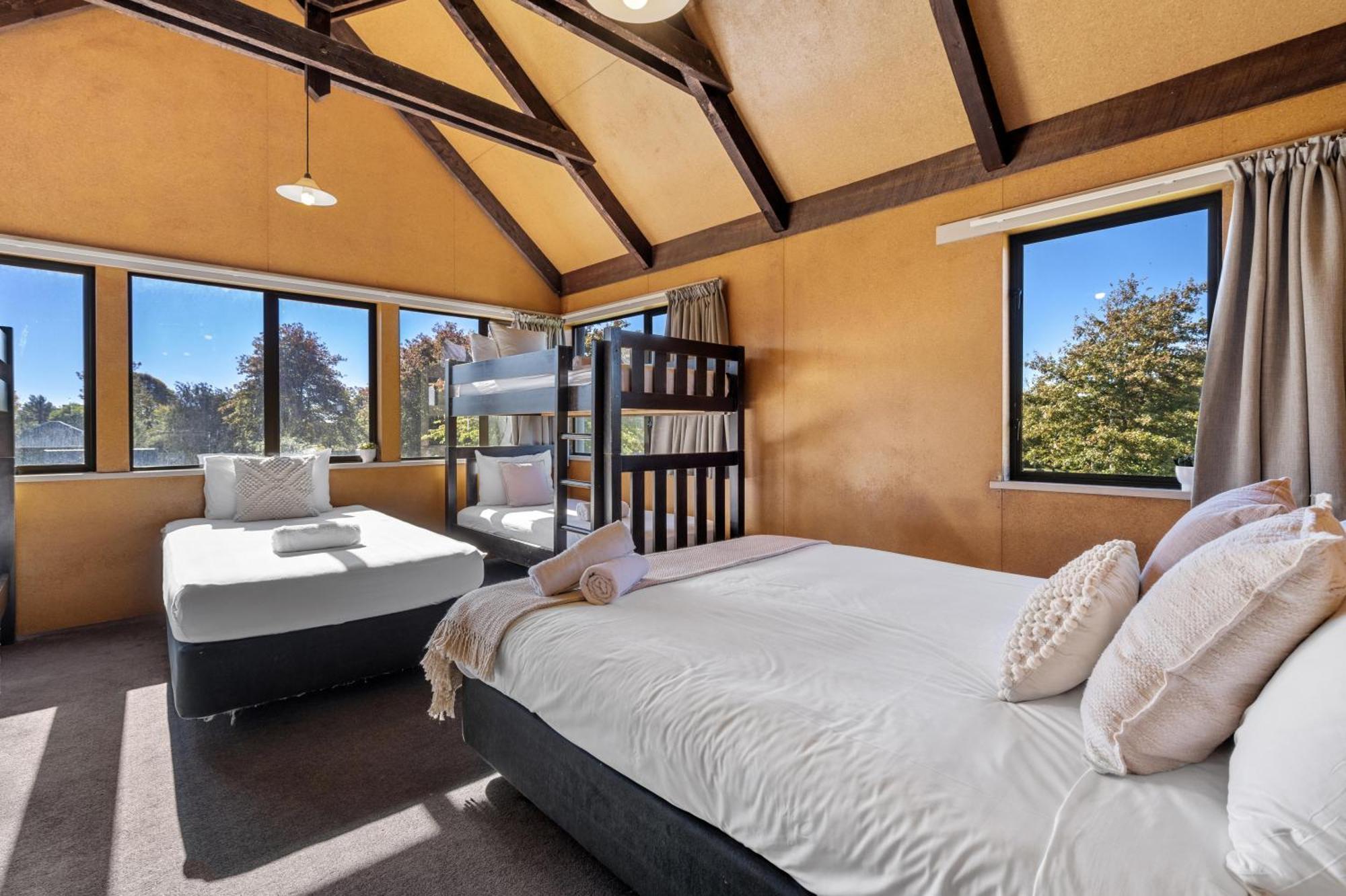 Tasman Holiday Parks - Christchurch Exterior foto The interior of a bedroom at the lodge