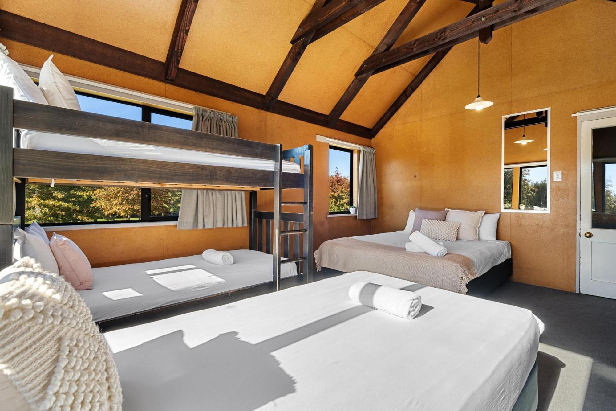 Tasman Holiday Parks - Christchurch Exterior foto A room at the lodge