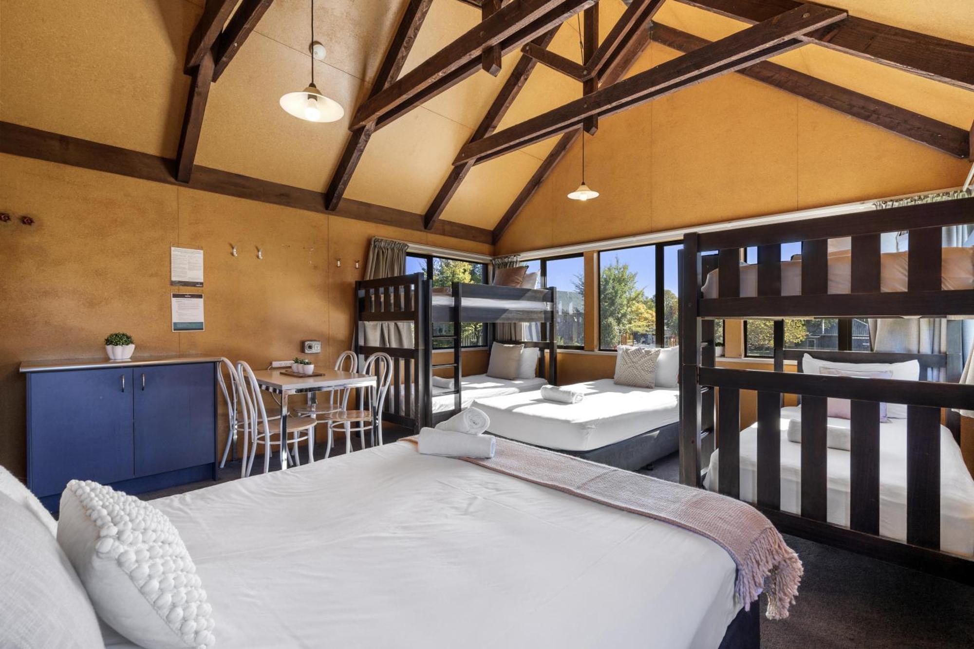 Tasman Holiday Parks - Christchurch Exterior foto A typical interior of a villa