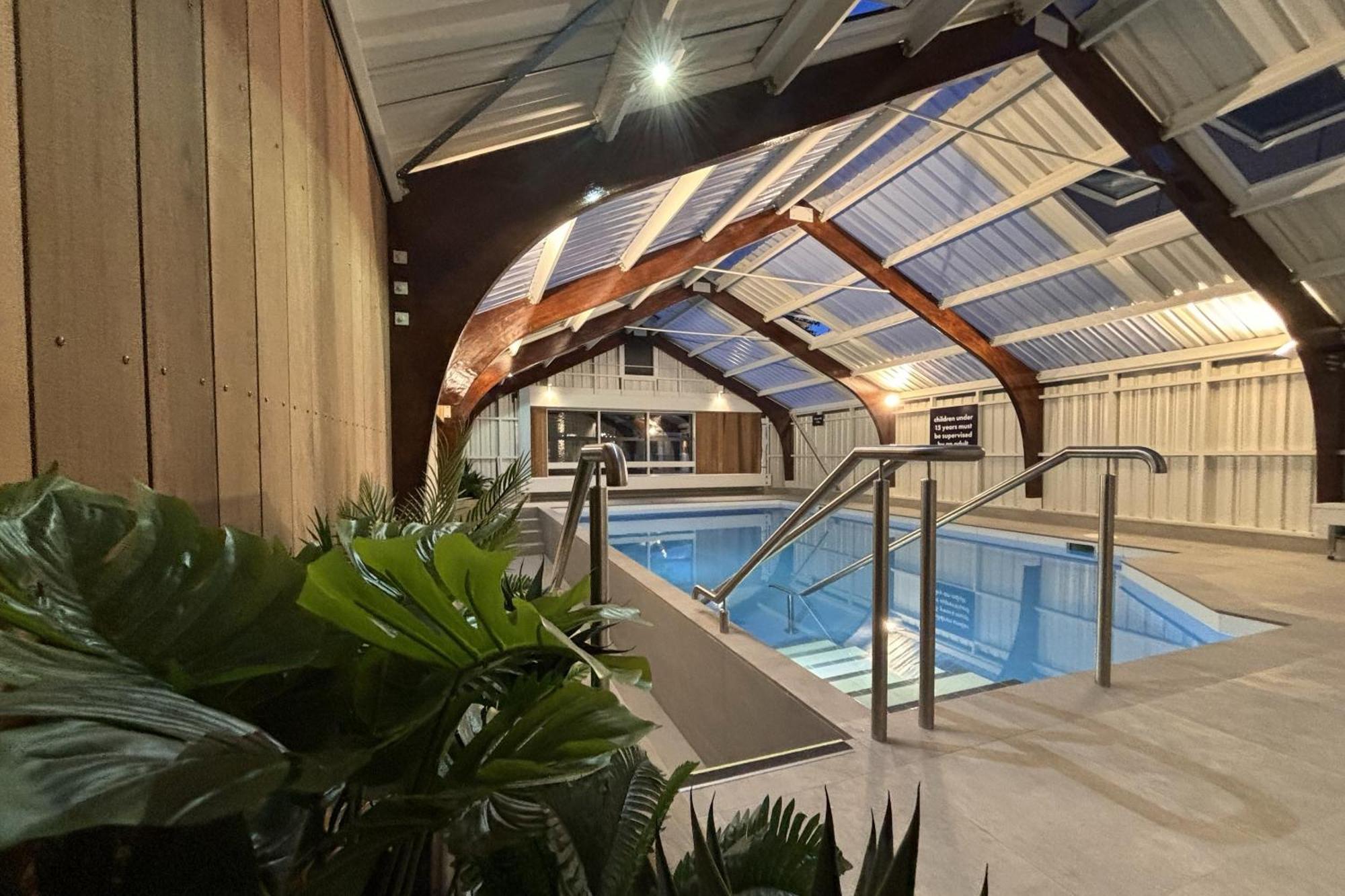Tasman Holiday Parks - Christchurch Exterior foto The swimming pool at the new school