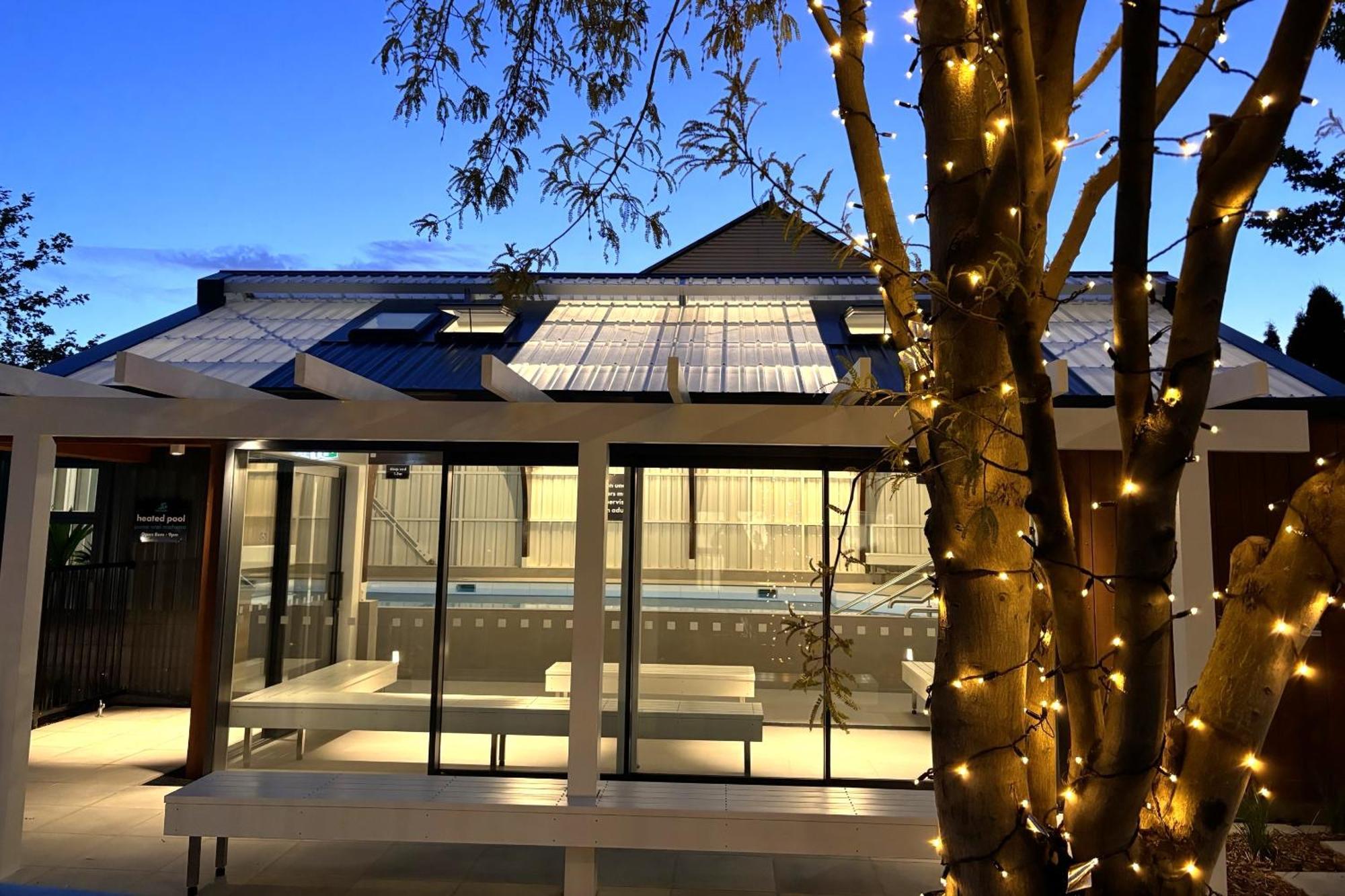 Tasman Holiday Parks - Christchurch Exterior foto The new extension at night