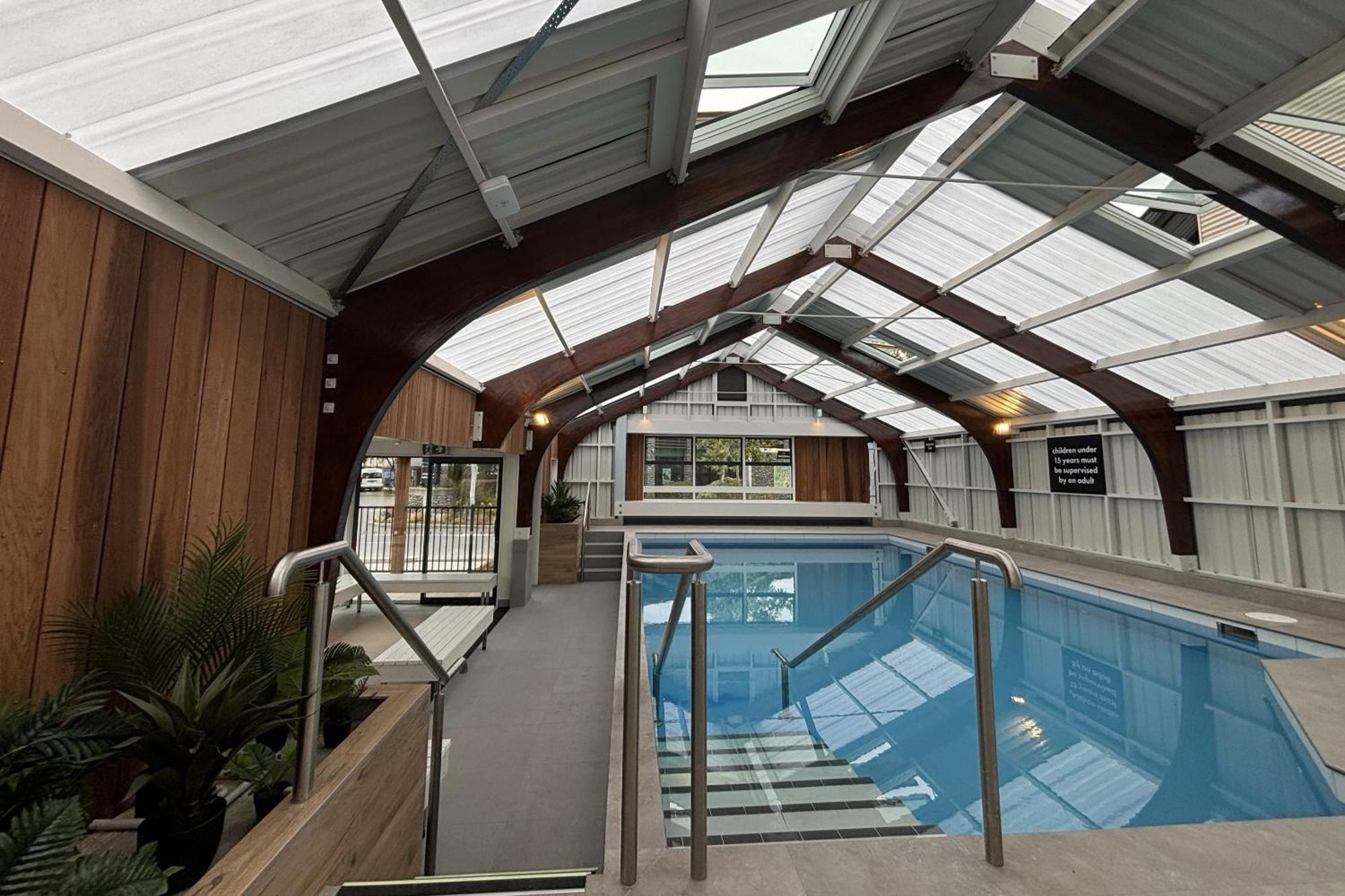 Tasman Holiday Parks - Christchurch Exterior foto The swimming pool at the National Sports Centre